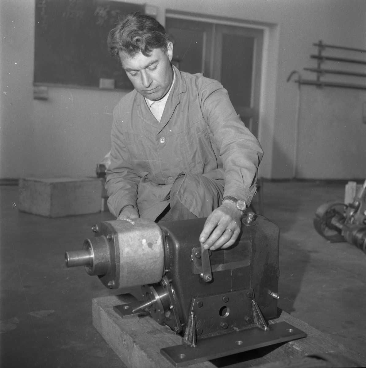 Bømlo. Produksjonslokalene til Wärtsila Norway A/S. Motor- deleproduksjon. Arbeiderne i dyp konsentrasjon.