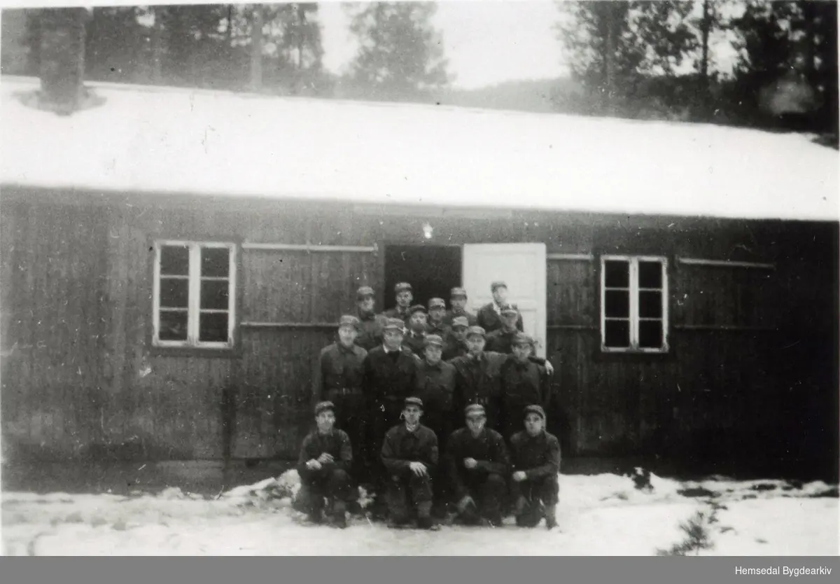 Arbeidstenesta ved Røsstjern i Ringerikstraktene 1943-44. Halvdelen av flokken er identifiserte. Namneliste i Hemsedal Bygdearkiv.