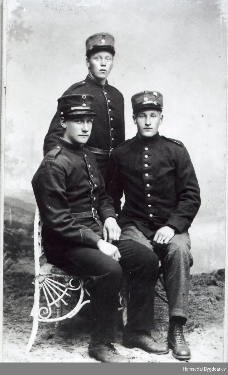 Frå venstre: Ivar Hjelmen og Erik Svingen. Bak. Nils Bekkevold.