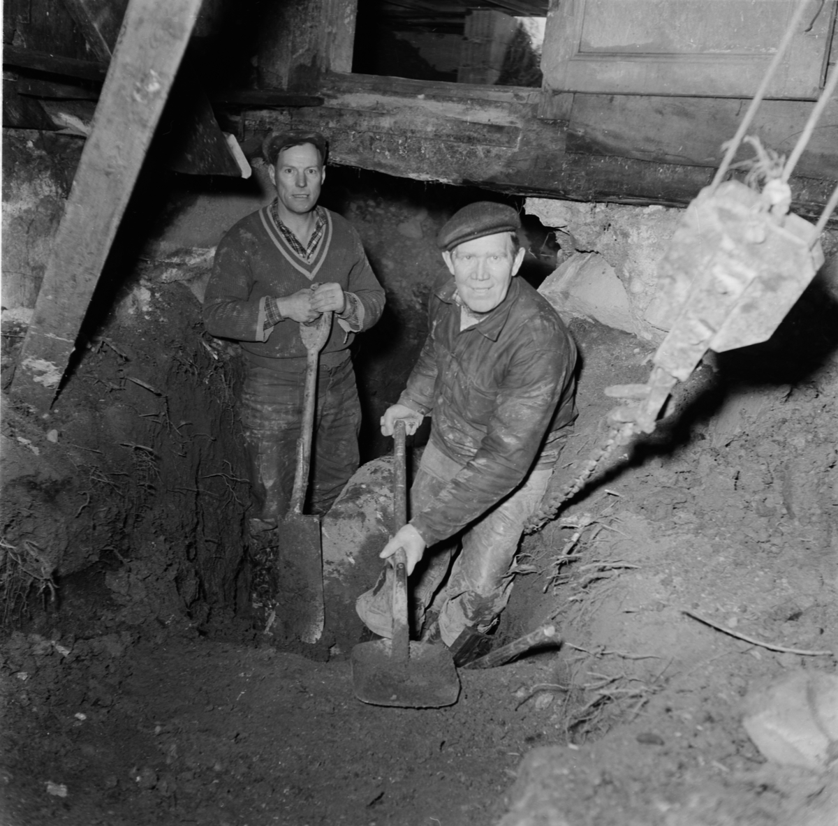 Tage Bergman och Ivar Lindgren gräver, Uppland 1962