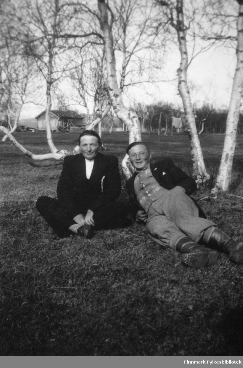 Fredrik Josefsen og Johannes Nymo sitter på bakken i Ildskog under krigen.