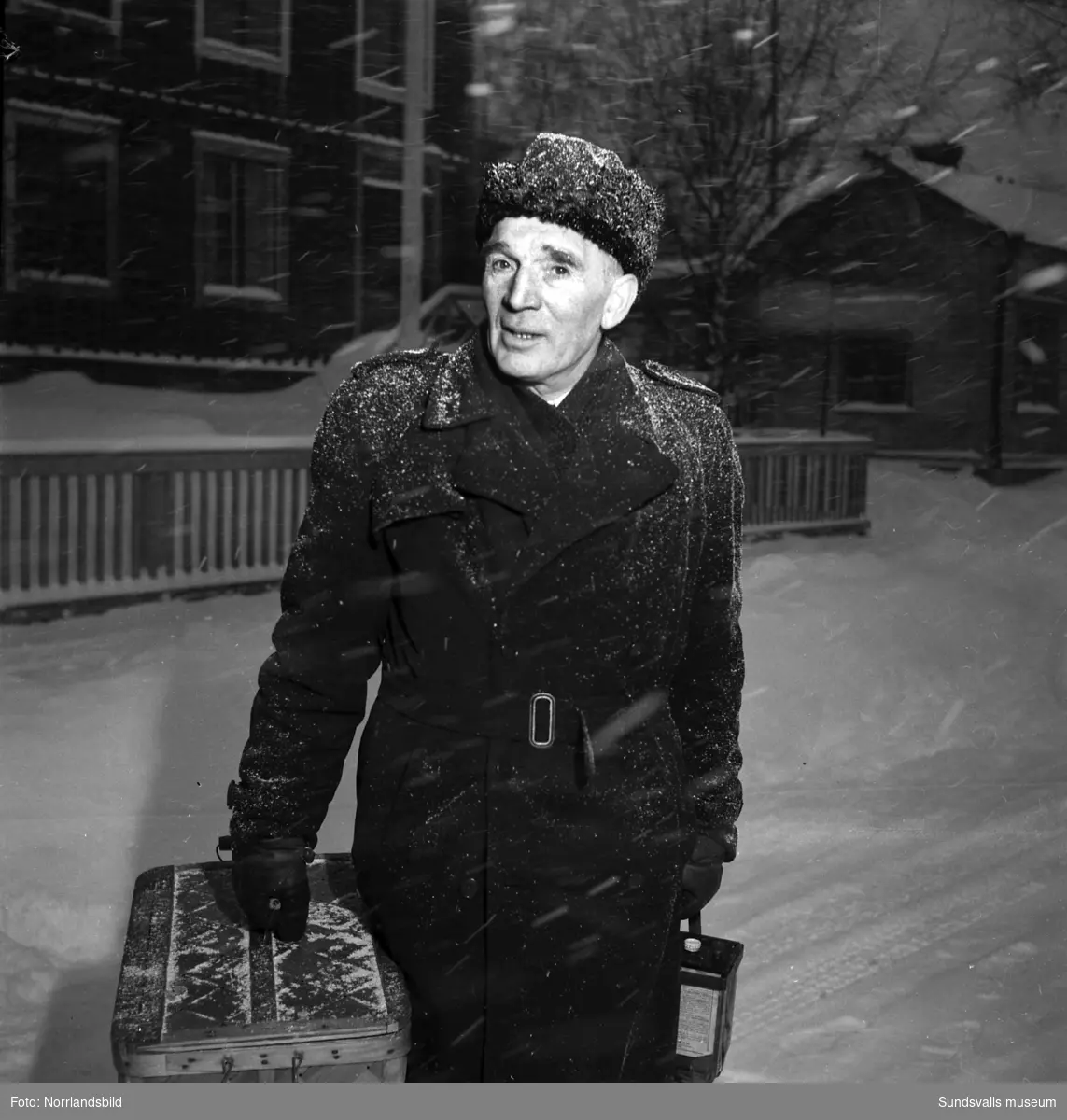 Lotsen Berglund på en snöig gata.