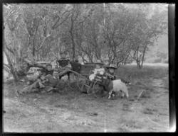 Elna Noodt sammen med broren Fin Frost, og fem av Elnas døtr