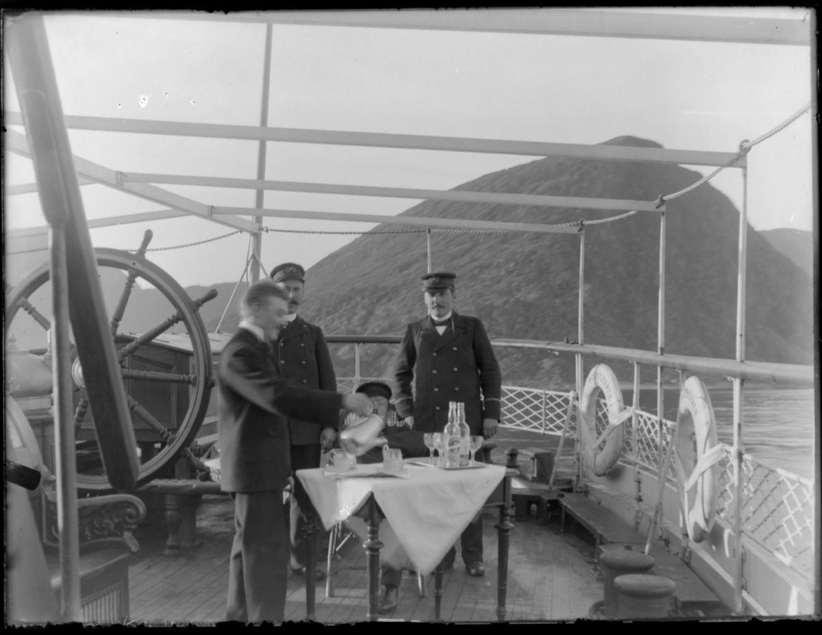 Fire menn om bord på dampskip 'Haakon'