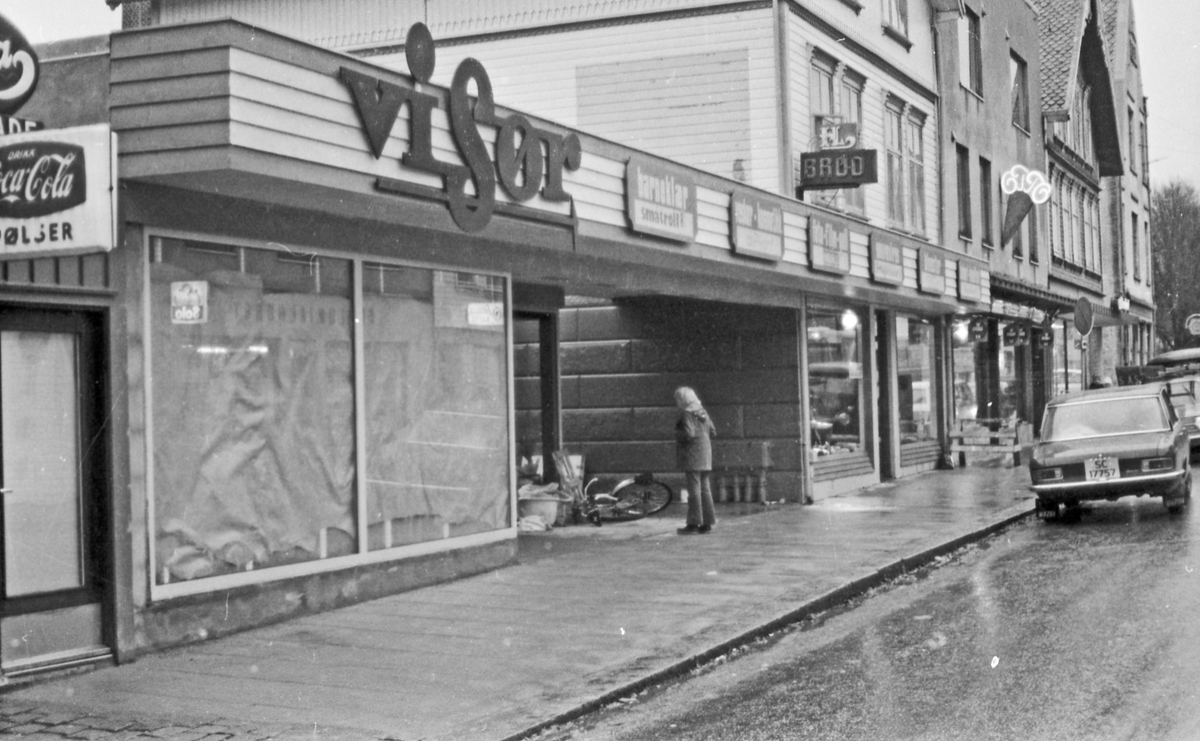 Åpningen av Visør senteret. En samling av butikker sør i Haraldsgata. Hauge & Lindås bakeri ser ut å ha spesielt mye å gjøre denne dagen.