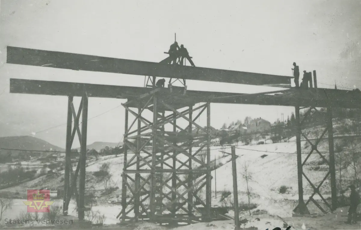 Vingnesbrua under oppbygging 18.12.1933.  En bjelke transporteres ut for montering.