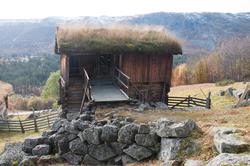 Stallar med fortrev i øvre Døkki, Dokken gård i Sudndalen