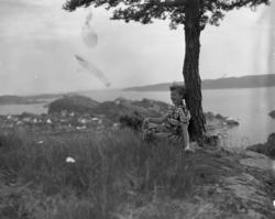 Vardens arkiv. "Parti fra Kragerø (Elsie Larsen i forgrunnen