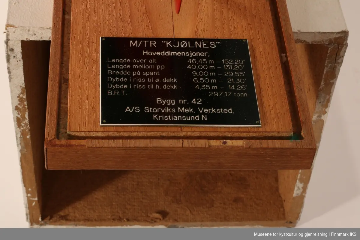 Helmodell av M/TR KJølnes, i 1:75 målestokk. Plassert i avtakbart glasshus.
