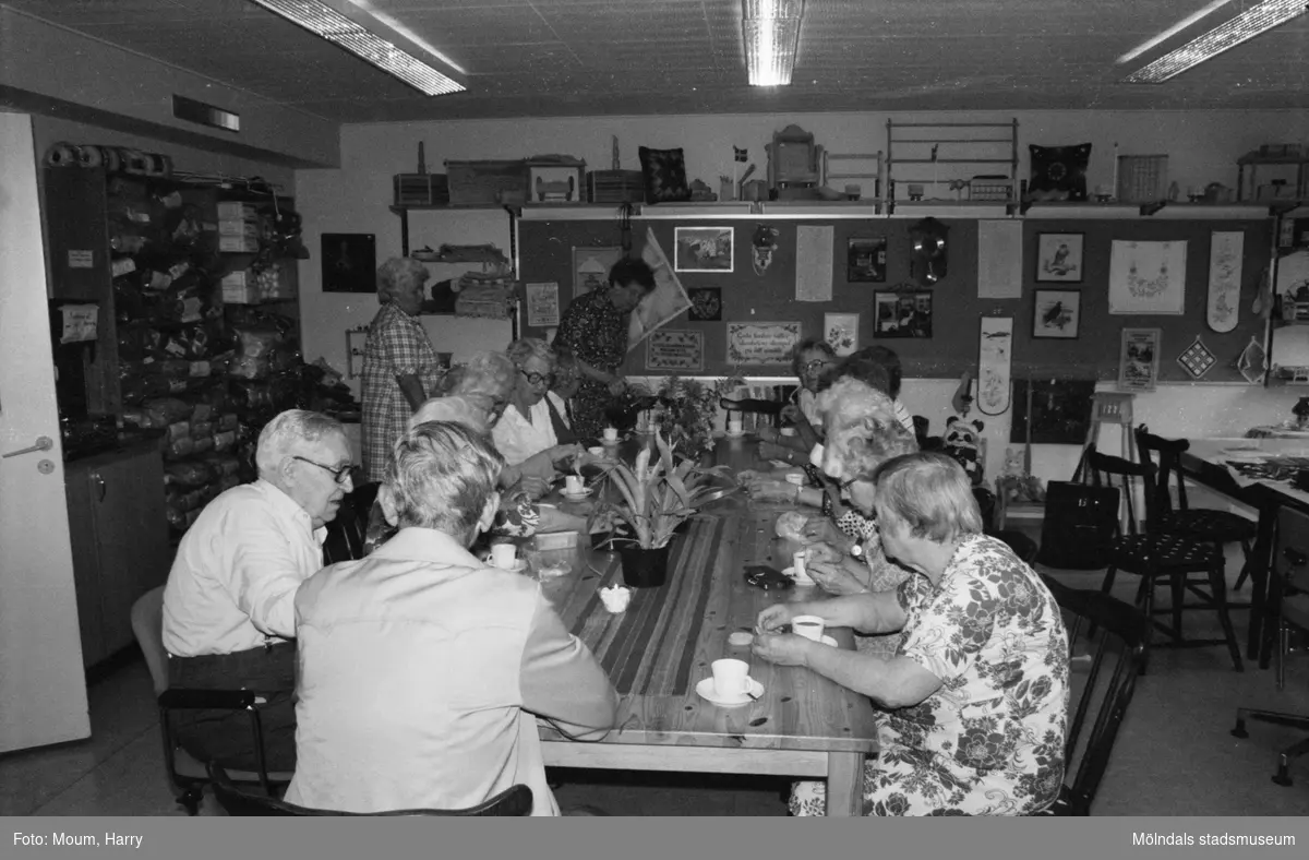 Pensionärsverksamheten kallad "Hobbyn" vid Våmmedalsvägen i Kållered, år 1983. Kvinnor och män sitter och fikar.

För mer information om bilden se under tilläggsinformation.
