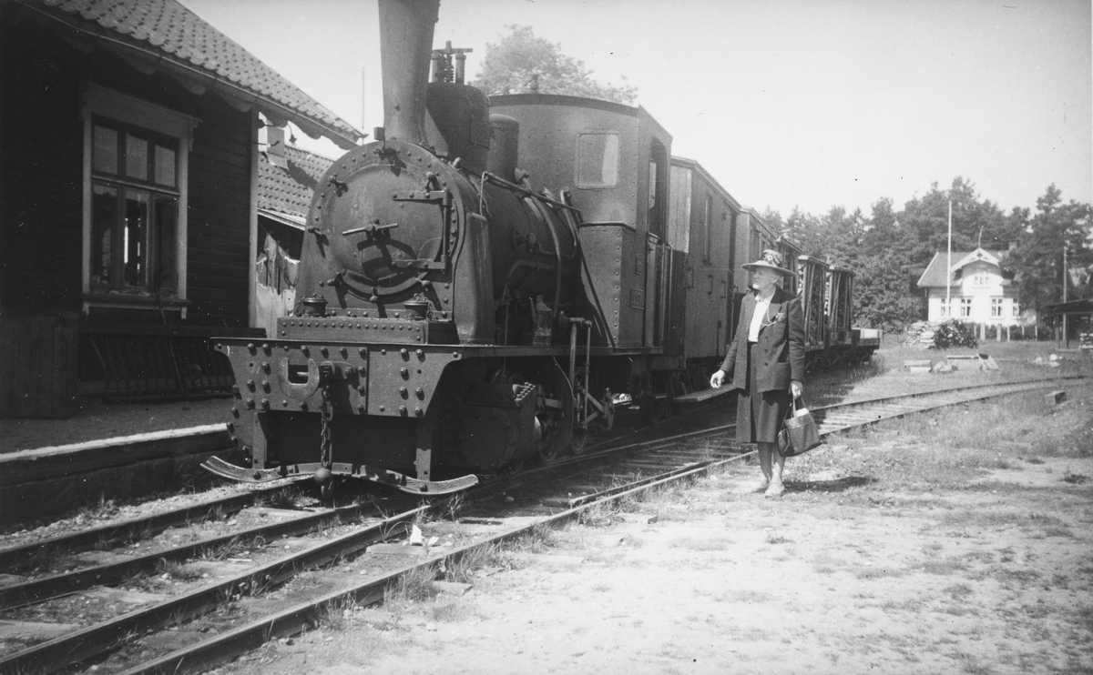 Et av Lillesand-Flaksvandbanens damplokomotiver med blandet tog til Lillesand på Birkeland stasjon