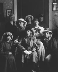 En gruppe kvinner fotografert inne hos klokkeren i Boris Gle