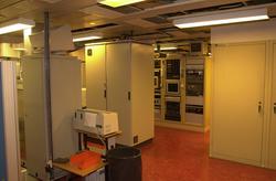 Et rom med masse dataservere og annen elektronikk plassert r