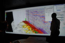Møtedeltakere studerer 3D modell over havbunnen og sesmiske 