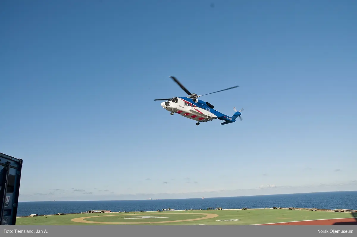Helikopter av typen Sikorsky S-92A på vei inn for landing på Valhall QP.