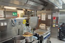 Maten putrer og koker i kjøkkenet på Valhall PH.