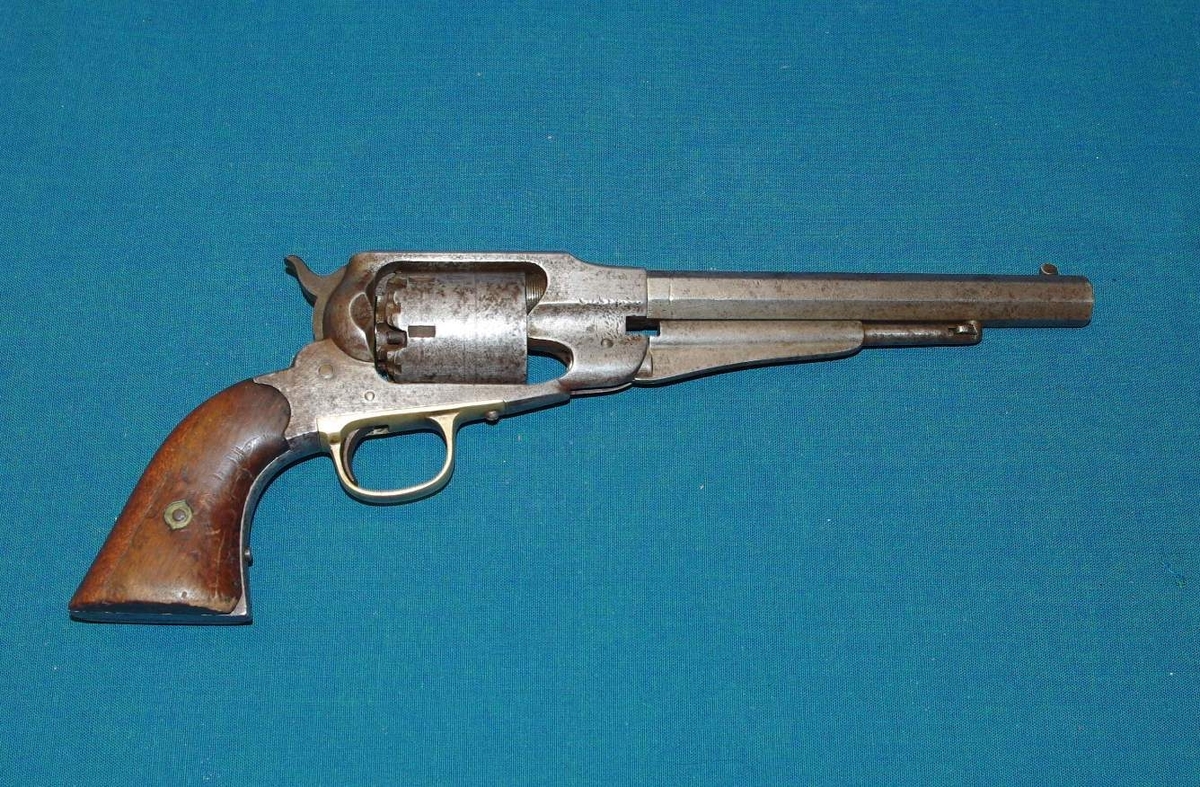 Form: Skjefte innkledd i tre, avtrekkerdel av messing, kaliber 44, riflet løp.
Revolveren har serienummer 61083, og er produsert i 1864-65. (Under den amerikanske borgerkrigen).
