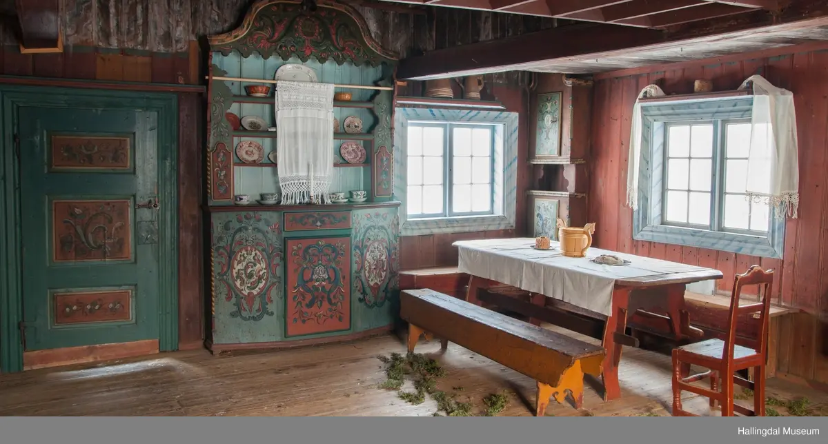 Kolsrudstugu, Flå
Bygd ca.1801
Stor hallingstue 
Rikt innbo
Rosemalt av bl.a. Embrik Bæra (1832) og Knut Luraas (1831)

Built about 1800
A large dwelling house 
Decorated interior
Painted with floral pattern by Embrik Bæra (1832) and Knut Luraas (1831)

Errichtet um 1800
Ein großes Wohnhaus 
Viele Einrichtungsgegenstände
Mit Rosen bemalt von Embrik Bæra (1832) und Knut Luraas (1831)