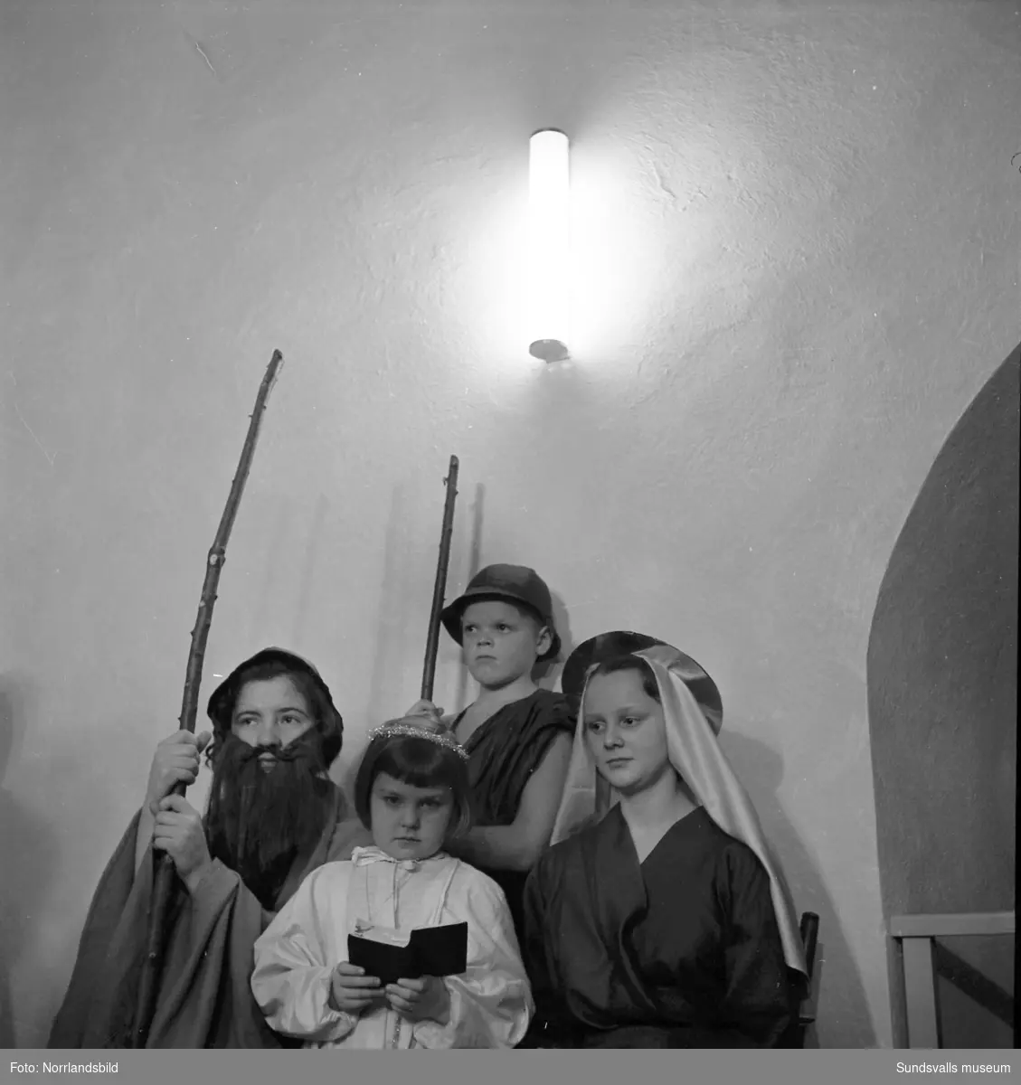 Ljushögtid i Timrå kyrka. Barn och ungdomar framför ett skådespel om Jesu födelse.