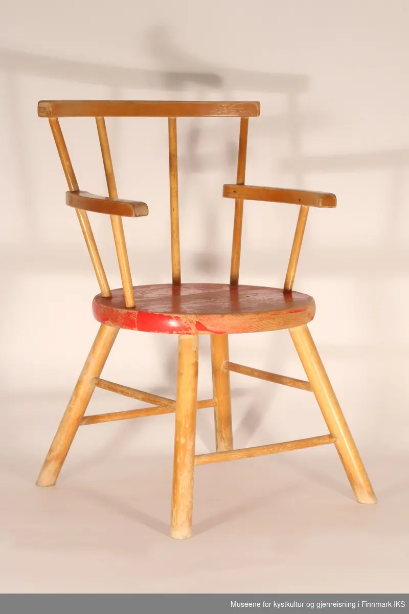 To tre-/pinnestoler for barn, rødmalt sitteplate. 1960-talls.