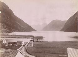 Prospekftfotografi av Sunnylvsfjorden med noen hus til forsk