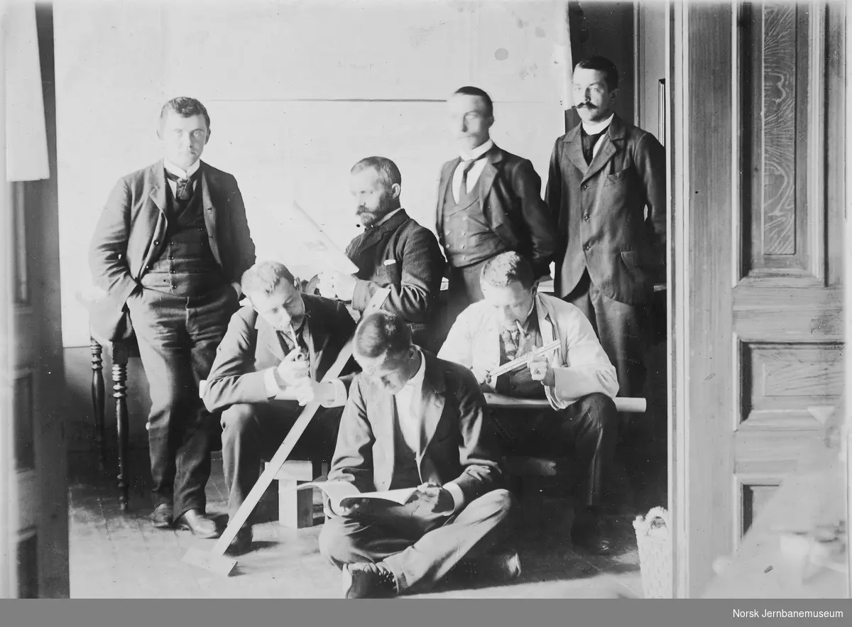 Gruppebilde med seks menn, trolig ingeniører ved Vossebanens ombygging