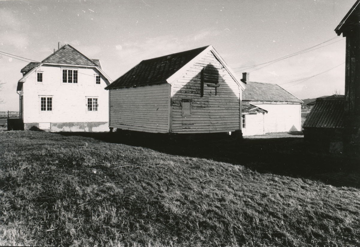 Dokumentasjonsbilder i serie av Ullagarden på Haramsøya.