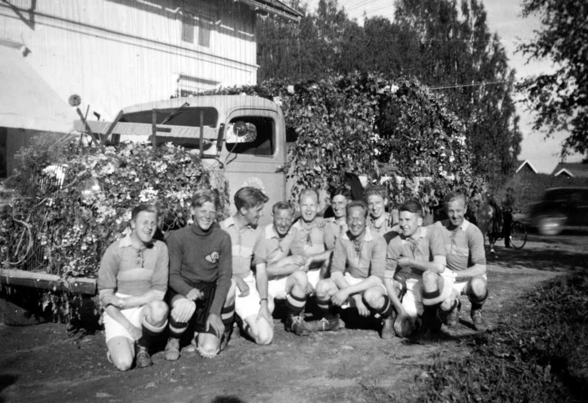Hamardagen 1938. Vang FL. Fotball-lag foran lastebil pyntet med blomster. Ukjente.