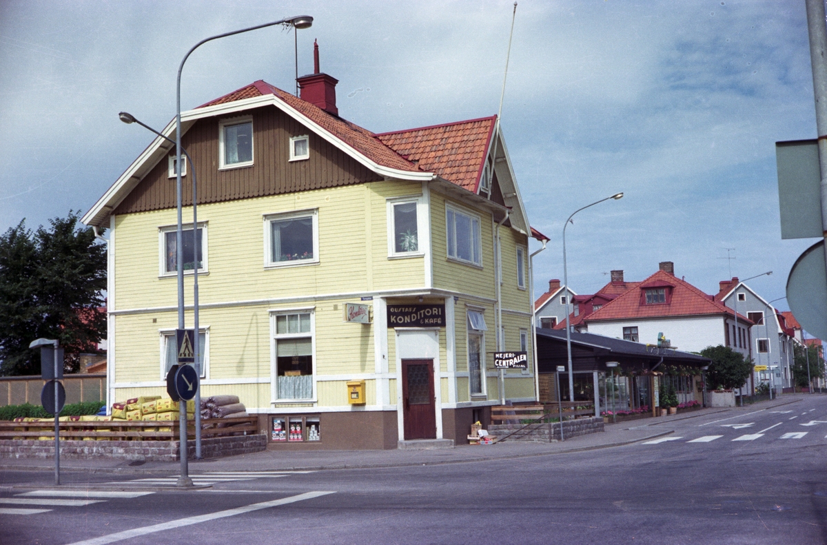 I korsningen Torsgatan - Vättergatan i Huskvarna ligger Gustafs Konditori & Kafé. I samma hus i källaren finns Mejericentralen filial.