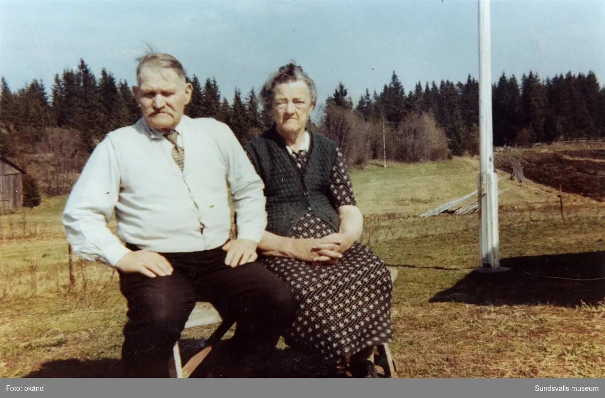 Konrad Engström (1878-1962) med sin fru Olvide og Andersson (1886-1962). Bosatta i Älva, Alnö. Konrad arbetade bl a som sågverksarbetare, fiskare, fiolspelare, amatörkonstnär, klockmakare m m. De ägde även en fiskebod i Hartungsviken.
