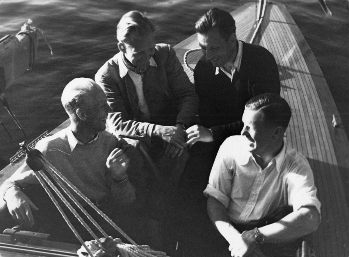 Den segrande besättningen på 30-S177 KORYBANT efter seglingarna om the Marblehead Trophy, Sandhamn 27 juli 1943; fr v t h Ocar Plym, Hans Lindgren, Nils Nilsson och Conny Looft.