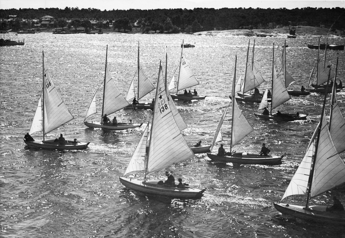 Från Juniorernas Skärgårdsvecka juli 1947, stjärnbåtar på Rödkobbsfjärden 28 juli. Båten i mitten i förgrunden är Jacob Wallenbergs stjärnbåt 138, som i seglingsprotokollen saknar namn, den seglades de aktuella dagarna av Carl Frostell. I täten t v ses 136 DARLING, längst upp i mitten 133 DIGGI-DUFF (äv. DICKI-DUFF och DICKYDUFF), bland båtarna längst upp t h skymtar 271 AMIGO och 237 TESSY.