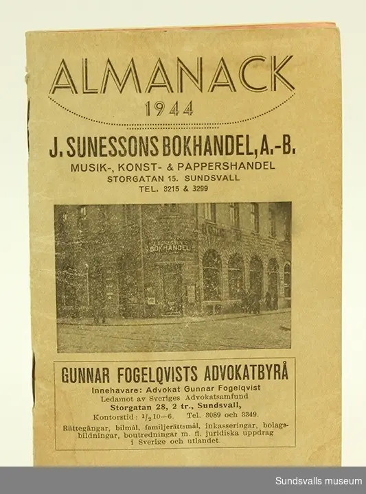 1944- års almanacka innehållande såväl information om datum, helgdagar, solens upp- och nergång som för orten verksamma företags reklamtryck.