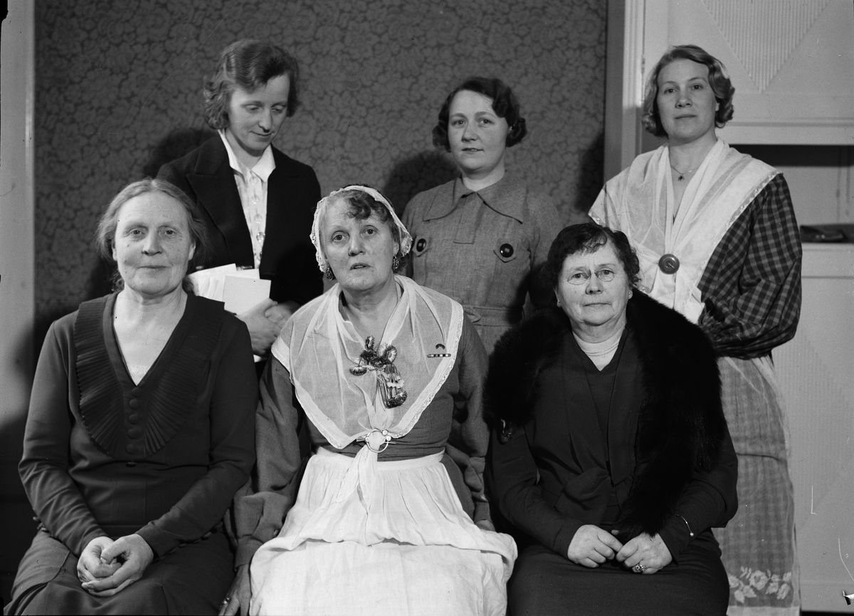 Grupporträtt - i främre raden från vänster Gertrud Wiklund och Fanny Nilsson, båda aktiva inom Uppsala Läns Husmodersförbund, sannolikt Uppsala, maj 1936