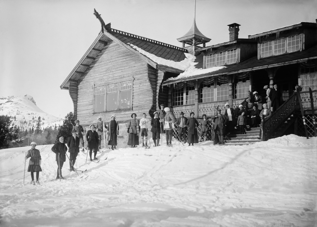 Fefor sosieteten med gjæster, 12.03.1914, stor gruppe mennesker utenfor hotellet, noen på ski, vinter