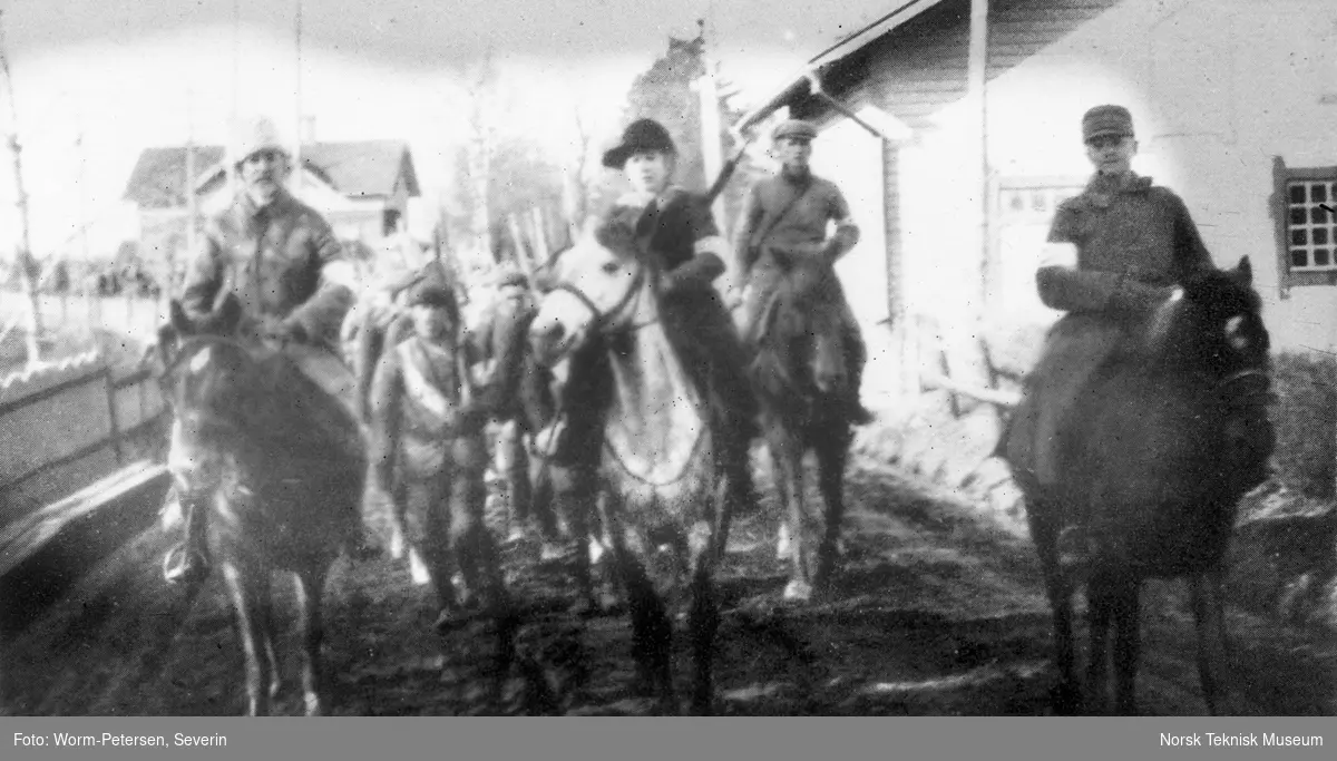 Røde Kors Finnland: Menn (soldater?) til hest