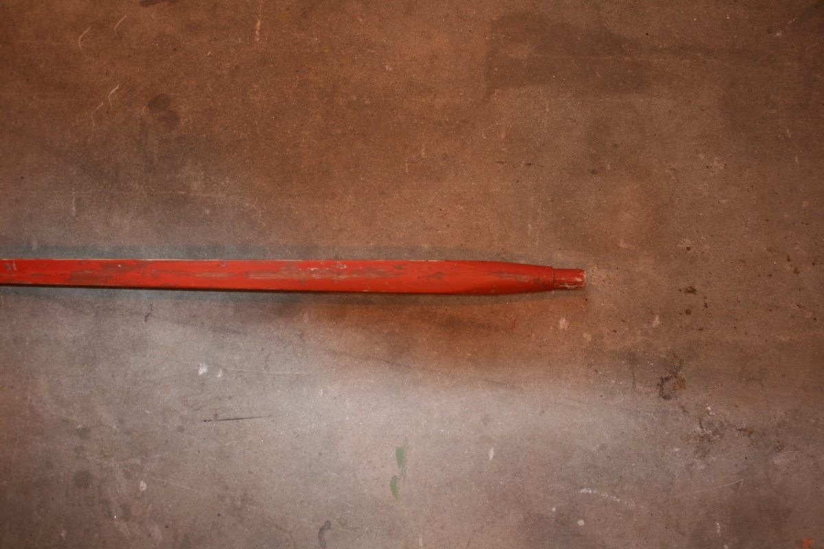 Rødmalt tremodell av silosvanstinne