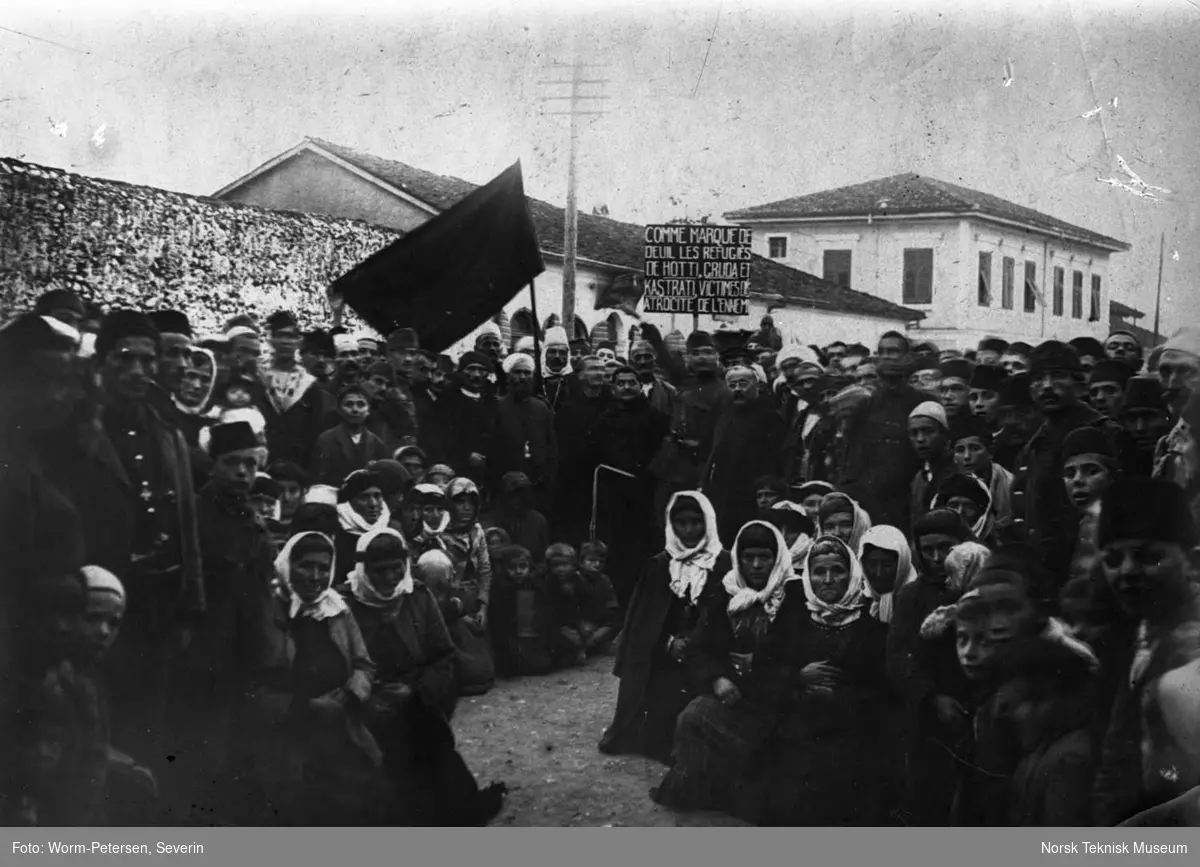 Menneskeforsamling (demonstrasjon), trolig flyktninger i tidligere Jugoslavia eller Albania