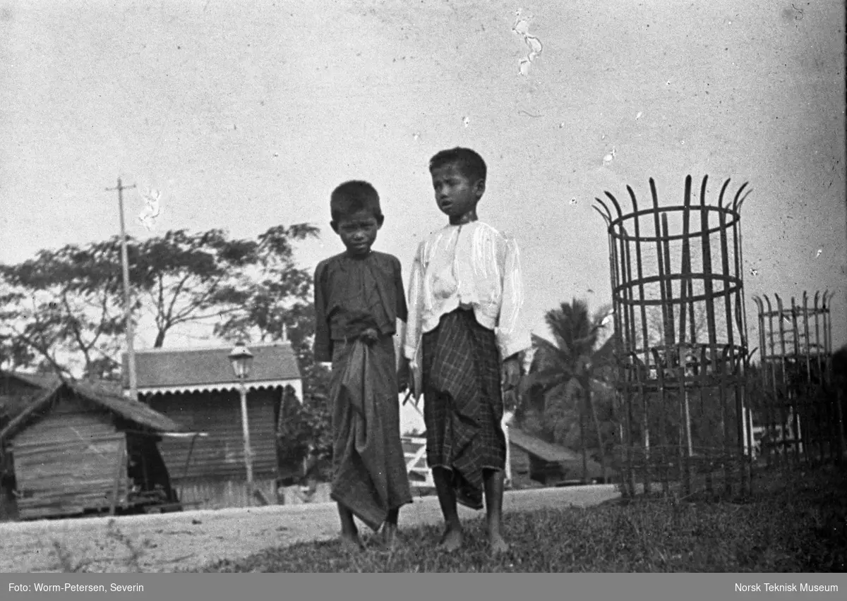 Burmesiske gutter i gate i Rangoon