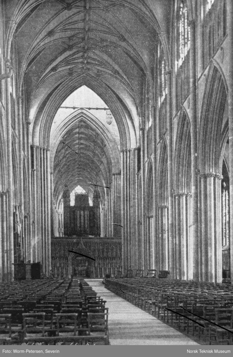 Interiør (sett mot øst), York Minster, England