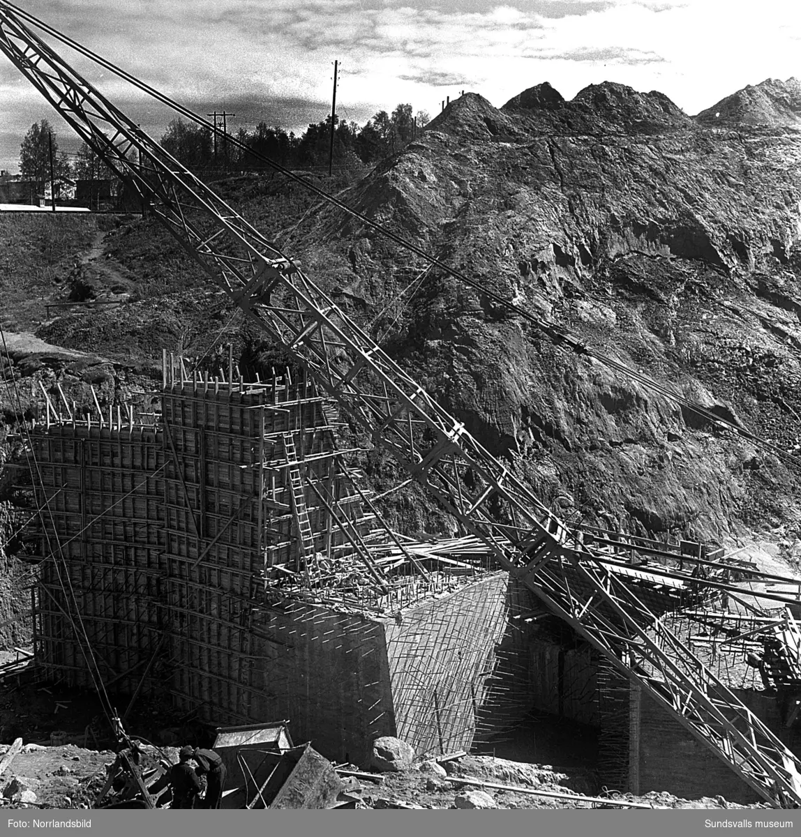 Bygget av kraftverket i Bergeforsen pågår och samtidigt rivs det hus som ligger uppströms fördämningen.