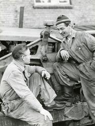 To arbeidere tar en røykepause.