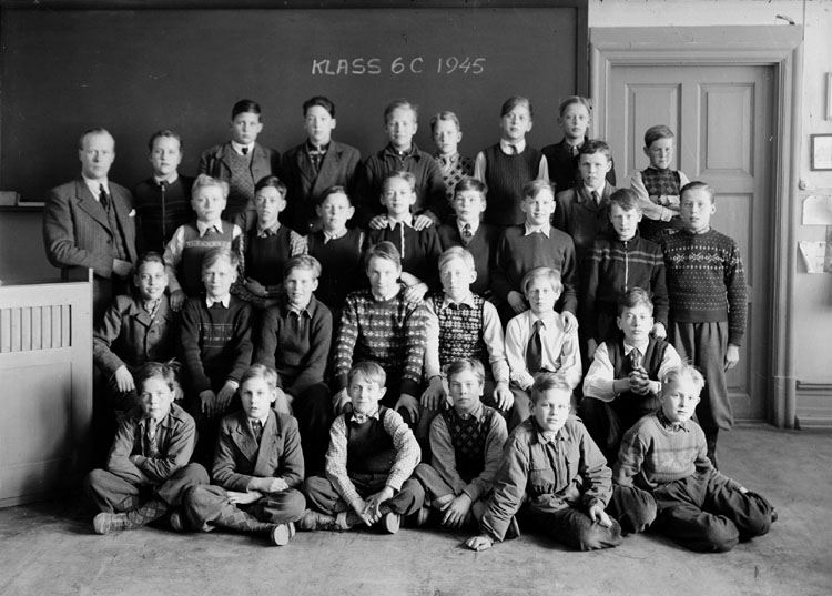 Vasaskolan, klassrumsinteriör, 30 pojkar med lärare H. Erlandsson.
Klass 6C, sal 11.
