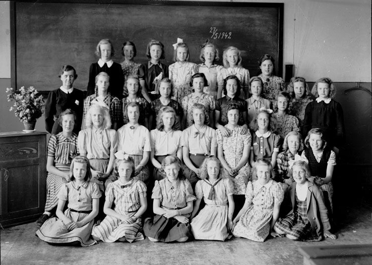 Vasaskolan, klassrumsinteriör, 31 flickor med lärarinna fröken Maja Vilén.
Sal 23.