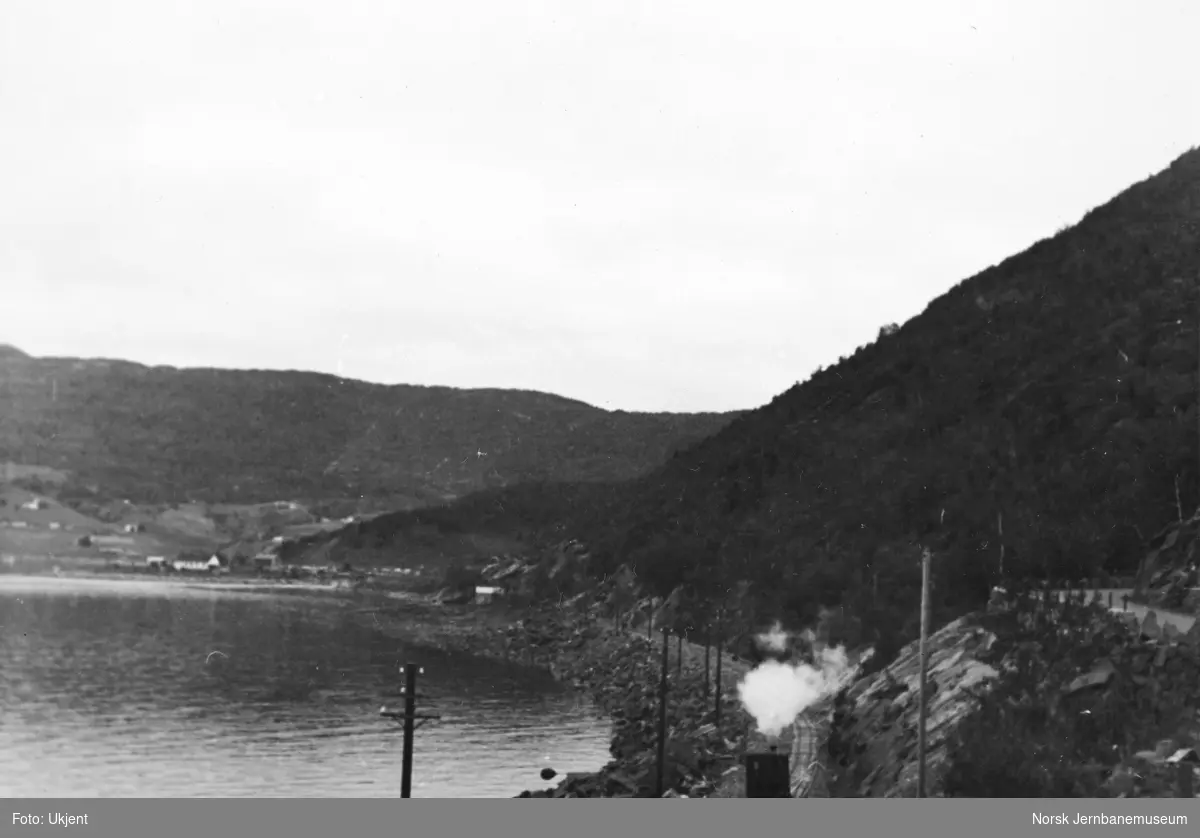 Anlegget Mosjøen-Mo i Rana : utkjøring av stein fra Rynesåsen tunnel med damplokomotiv på decauvillespor, pel 640