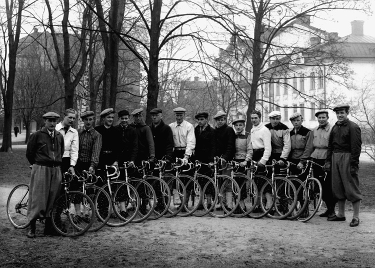 16 cyklister, Nerikes Cykelförbund.

Plats i Oskarsparken. I bakgrunden till vänster Stockholmshuset och till höger Oskarsparken 1, 3