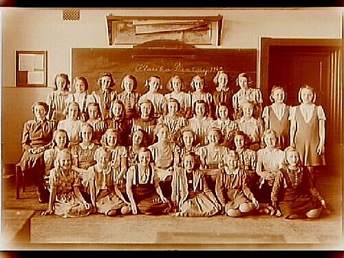 Olaus Petriskolan, klassrumsinteriör, 34 skolflickor med lärarinna fru Brita Reiland, klass 6a, sal 11.