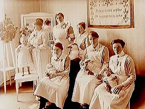 Örebro Privata Förlossningshem, sex barnsköterskor med fyra nyfödda.
Innehavare: Fru Hanna Lagerén.