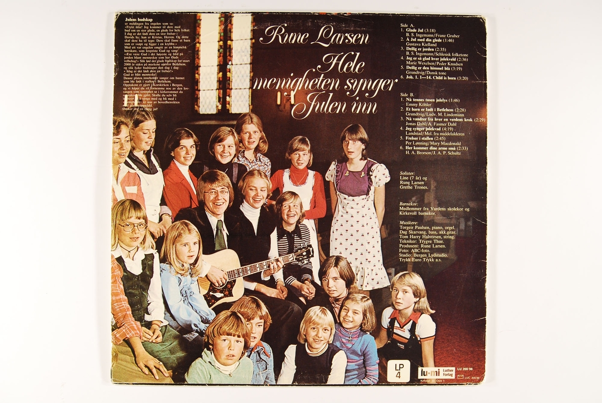 Både på frem- og bakside er det bilde av Rune Larsen med kormedlemmene som har medvirket til platen.