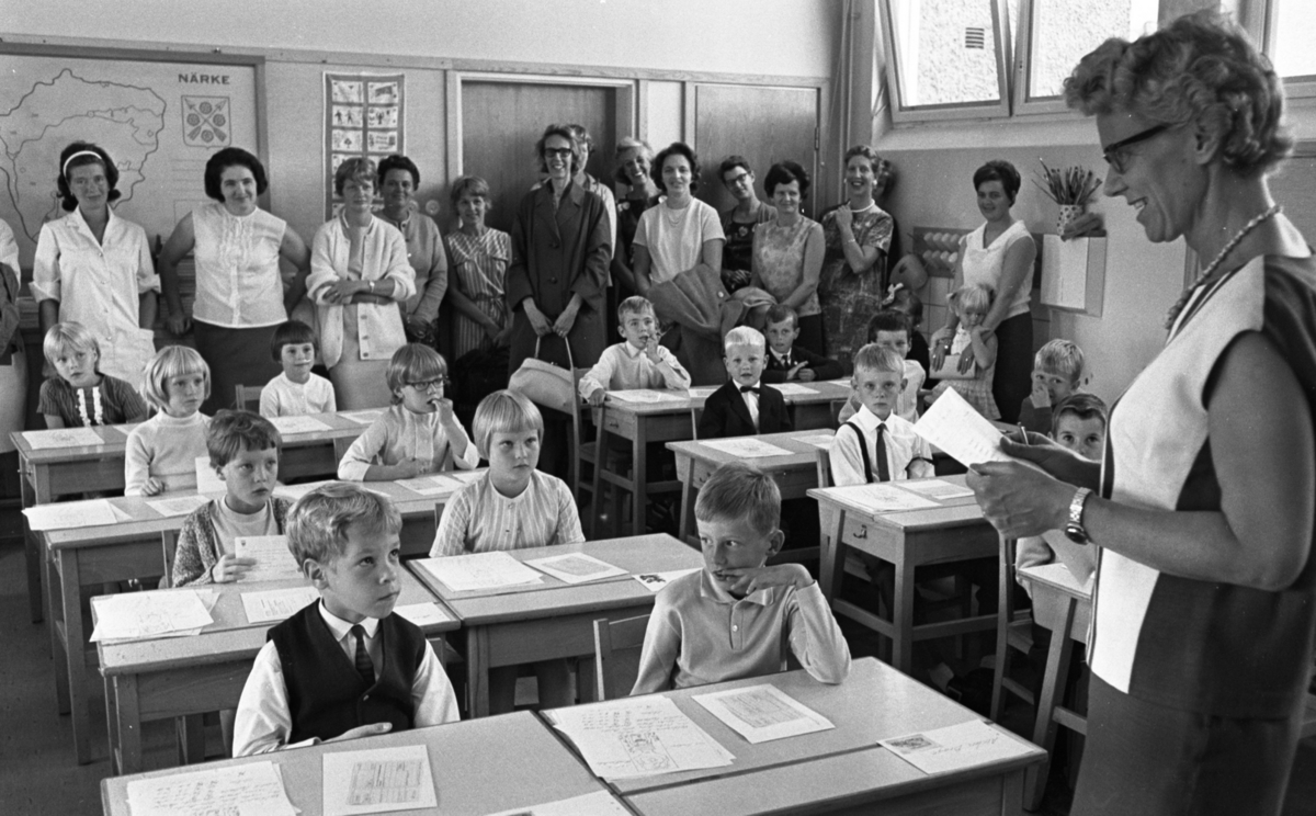 Skolan börjar, 26 augusti 1965.
Wivalliusskolan, skolelever, lärarinna och föräldrar i klassrum vid skolstart. Lärarinna fru Ulla Bodén.